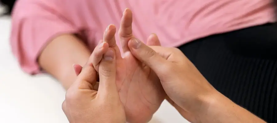 Digitopuntura 1 - Primer gran centro de terapias alternativas y Medicina Holística en Barcelona. Atendemos directamente a pacientes y ofrecemos cursos de Medicina Integrativa. Visite nuestro Centro/Escuela o llame al 934 635 572 para mas información.