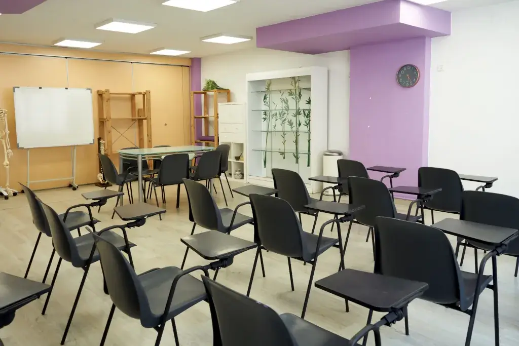 Alquiler de Salas - Sala Iris 5 - Primer gran centro de terapias alternativas y Medicina Holística en Barcelona. Atendemos directamente a pacientes y ofrecemos cursos de Medicina Integrativa. Visite nuestro Centro/Escuela o llame al 934 635 572 para mas información.